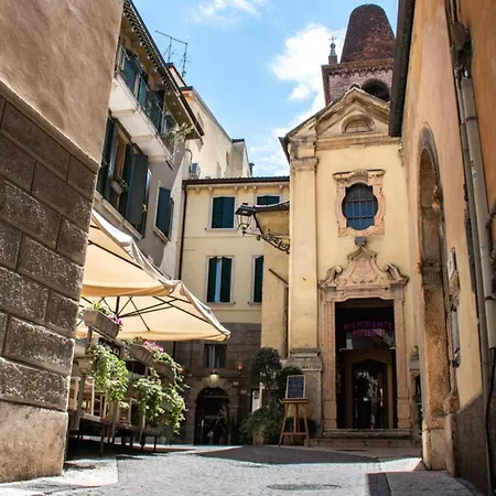 San Matteo House Montecchi *